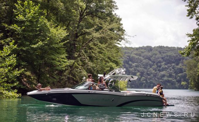 MasterCraft представляет новый катер для вейкбординга